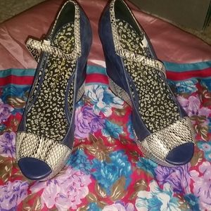 sz 7 snake skin/blue platforms